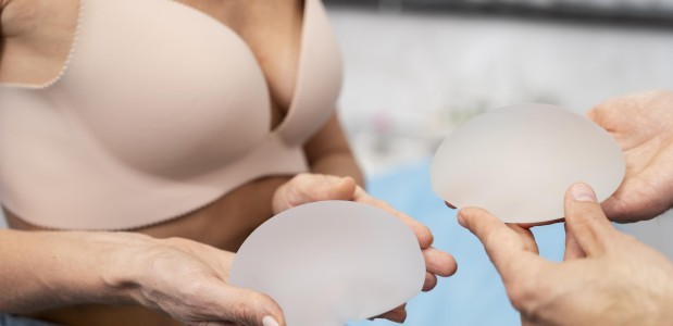 Małe piersi - czy zabieg powiększania piersi jest dla Ciebie?
